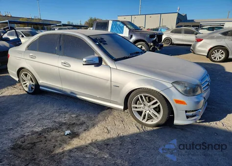 2012 Mercedes-Benz C 250 z USA, uszkodzony, nr VIN WDDGF4HB8CR205145